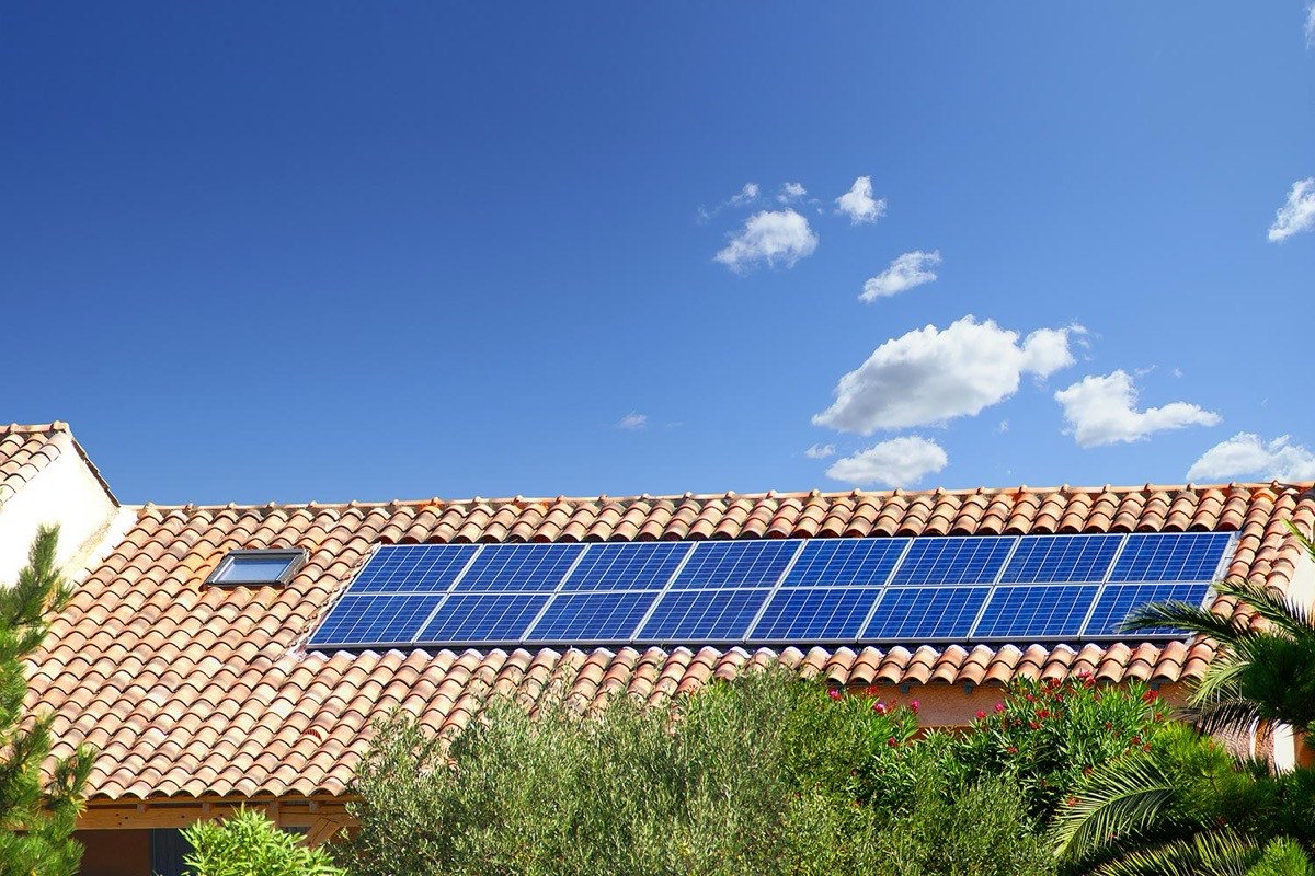 Panneaux solaires sur une toiture en tuiles provençales